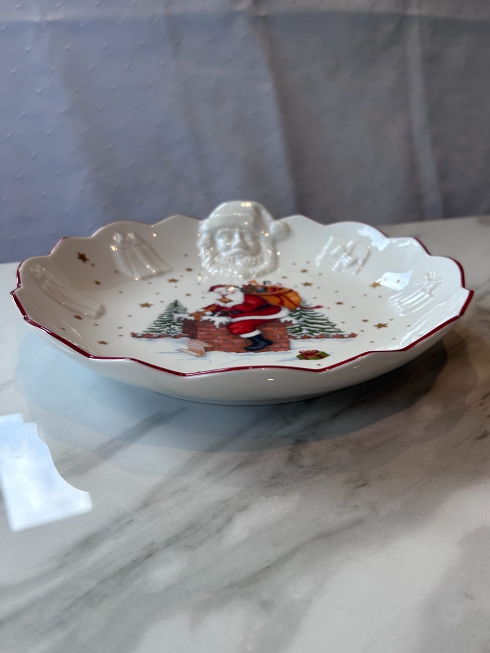 Villeroy and Bosch Santa on Rooftop Serving Bowl - Picture 11 of 13